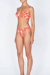 Top de bikini con aros fruncidos y balconette con estampado floral color salmón